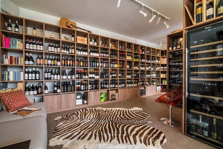 thiet ke showroom ruou (8)