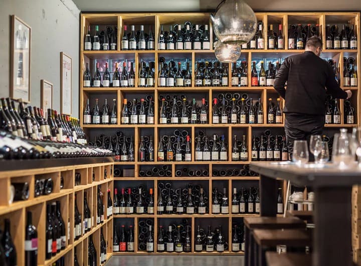 thiet ke showroom ruou (9)